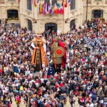Les fêtes de Gayant à Douai et la danse du rigodon au pied du beffroi