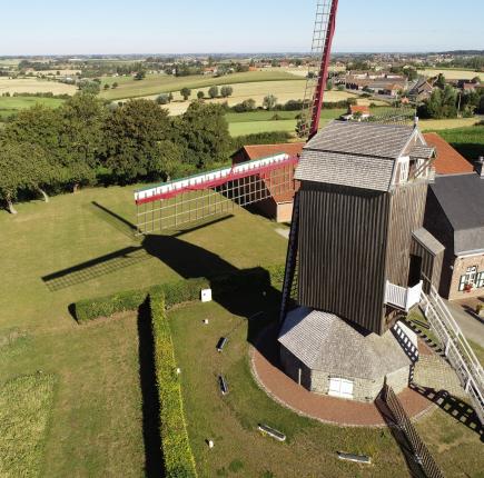 Le magnifique moulin de Boeschèpe avec un estaminet à ses pieds, le tout dans la belle campagne de la Flandre.