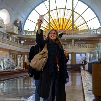 Selfie devant les vitraux du musée la Piscine