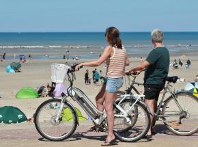 Vélo sur la digue de Bray-Dune