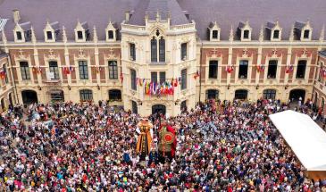 Au pied du beffroi de Douai lors des fêtes de Gayant