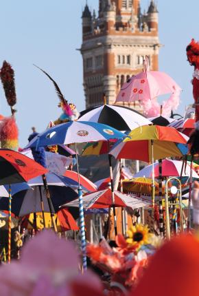 Une forêt de parapluie devant le beffroi de l'Hôtel de Ville de Dunkerque lors du célèbre festival