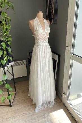 Une robe en dentelle proposée dans le magasin d'usine Jean Bracq à Caudry