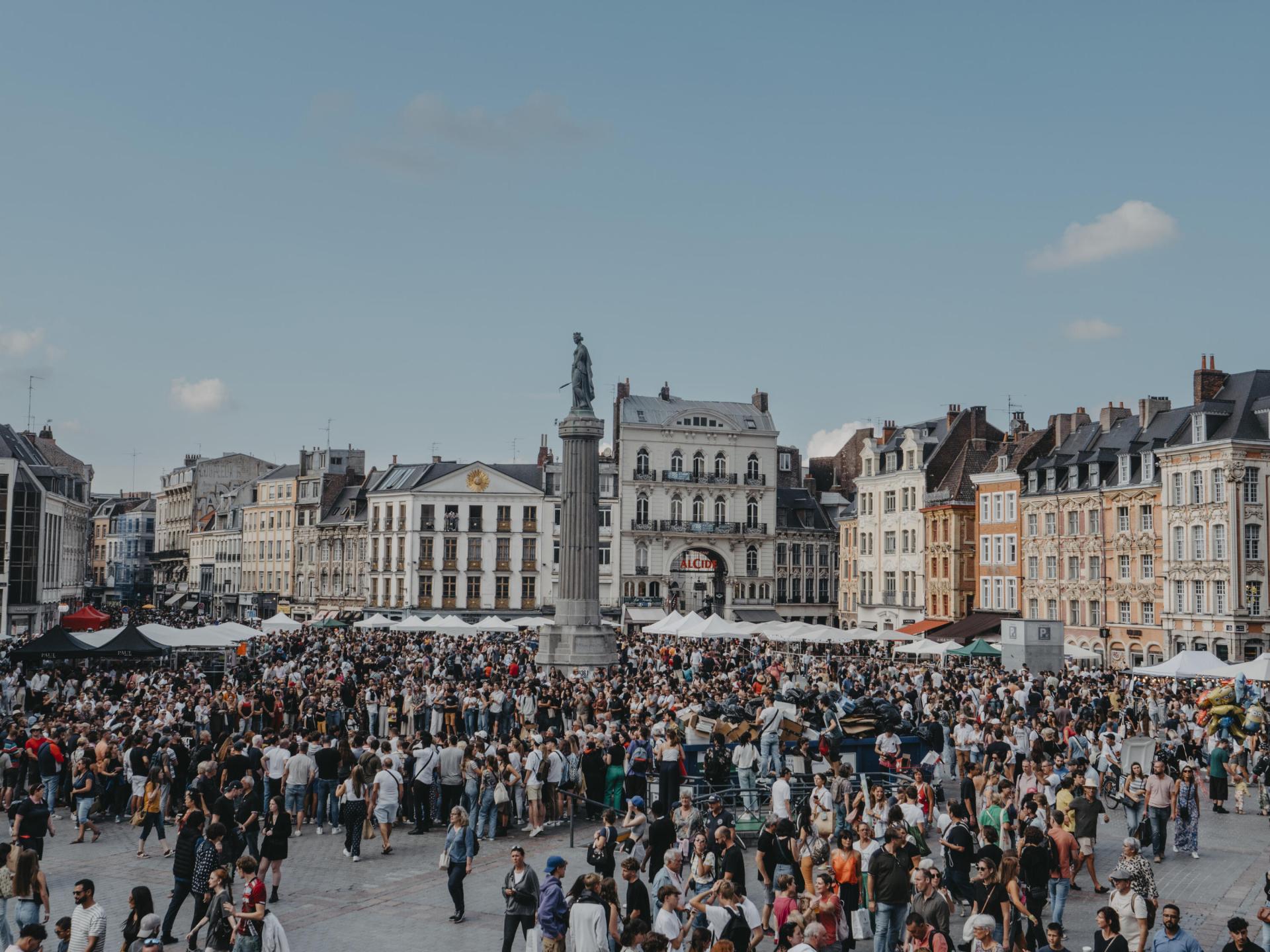 La Grand-Place de Lille au pied de la déesse, lors de la fameuse braderie de Lille