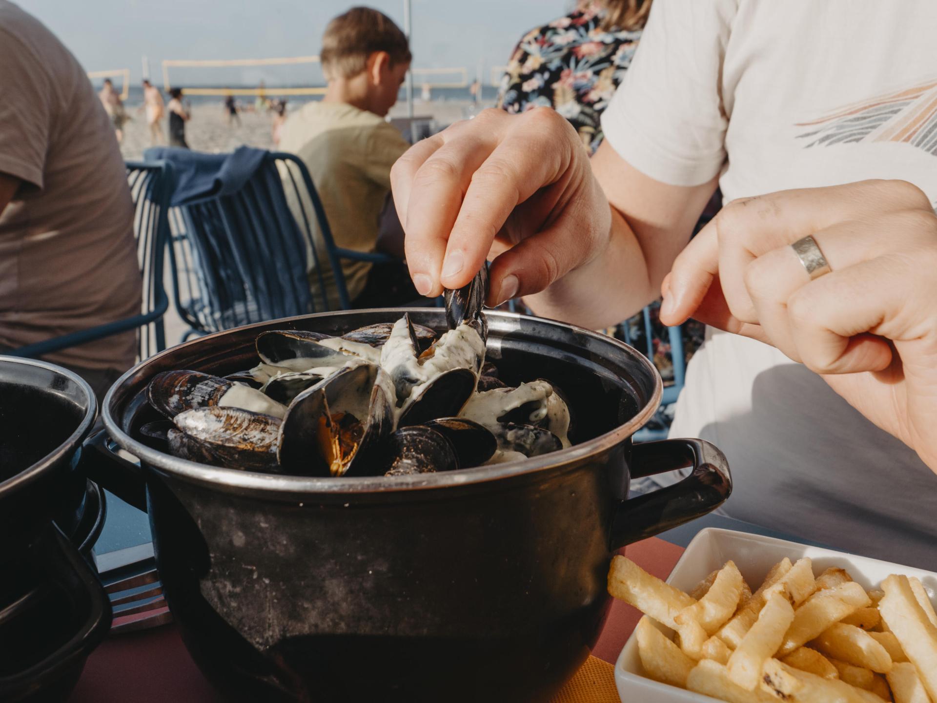 Déguster une moules frites face à la mer du Nord, il n'y a pas mieux.