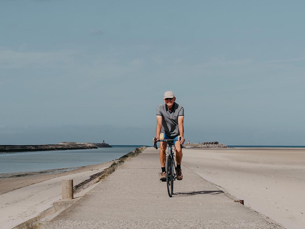 Faire du vélo sur le bord de la mer du Nord
