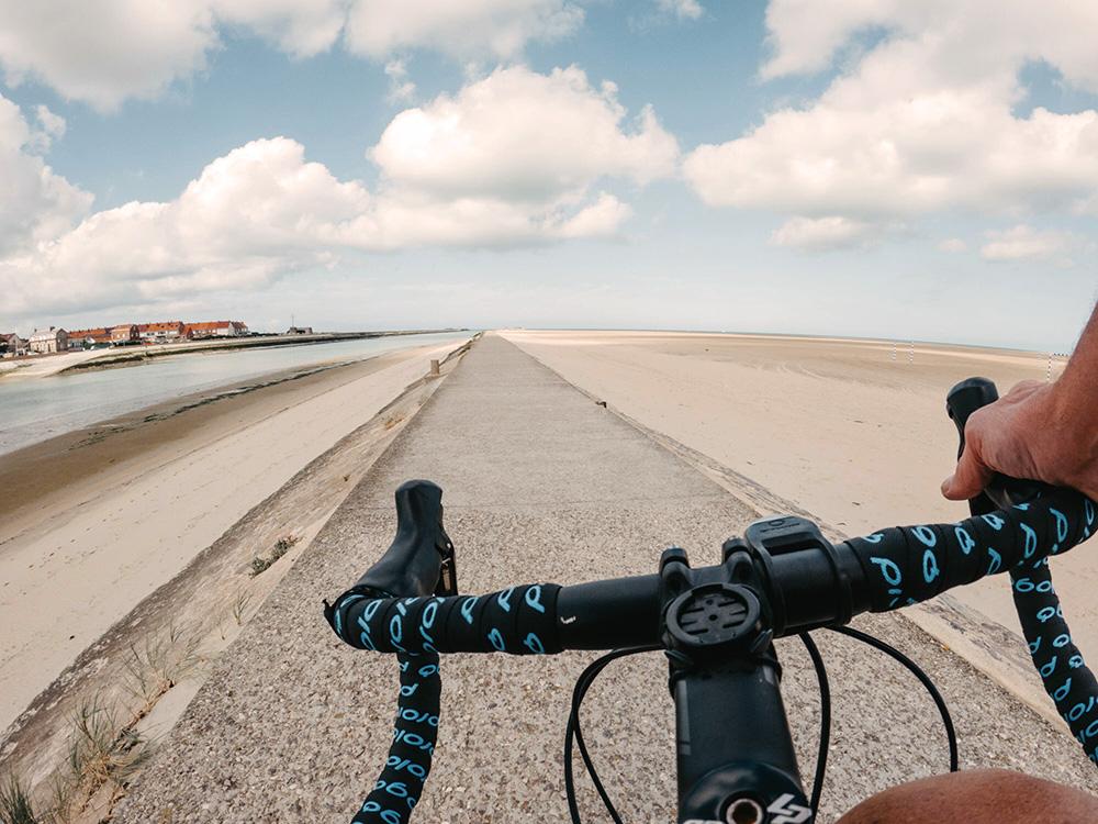 Faire du vélo au bord de la mer du Nord
