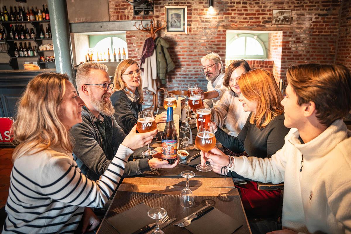 Le restaurant dans la brasserie traditionnelle Le Vivat à Le Cateeau-Cambrésis