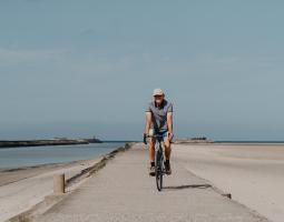 Faire du vélo sur le bord de la mer du Nord