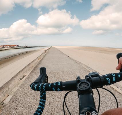 Faire du vélo au bord de la mer du Nord